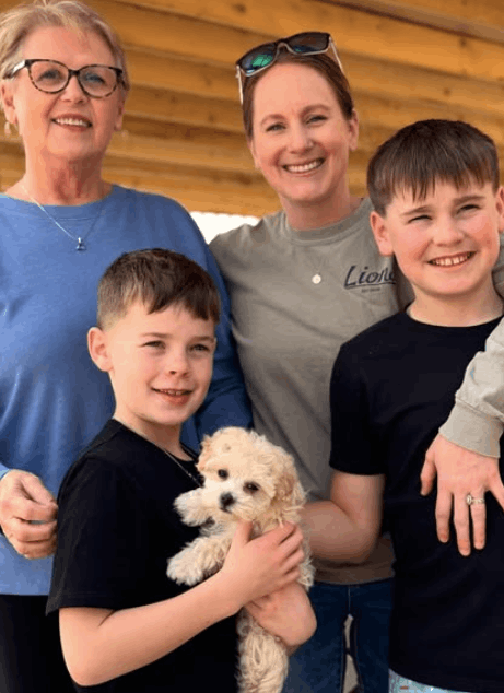 Glückliche Familie mit Kiaa