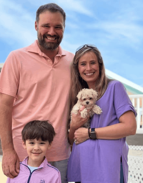 Glückliche Familie mit Buster