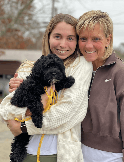 Glückliche Familie mit Simba
